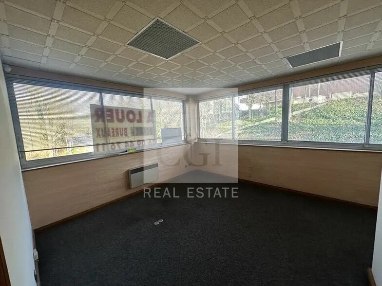 24 Rue Des Aulnes, Champagne-au-Mont-d'Or to rent - Interior Photo - Image 2 of 6