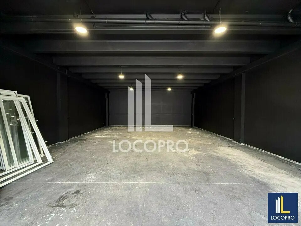 Location Local d'activités 150 m² - Photo 1