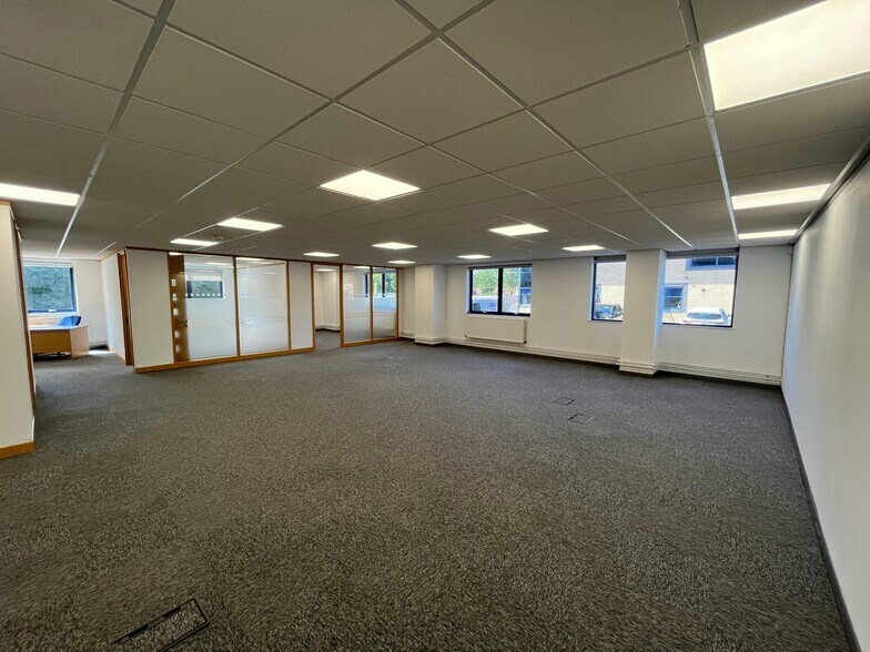 Pacific Rd, Altrincham to rent - Building Photo - Image 2 of 8