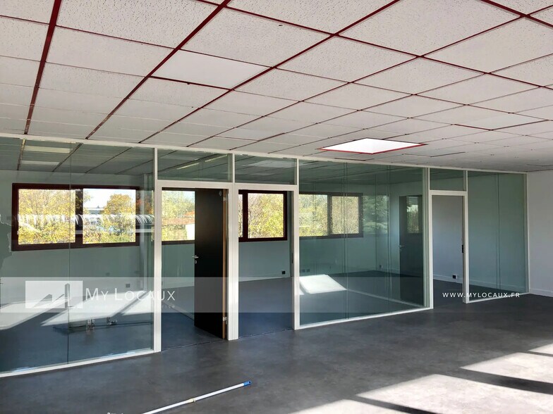 Light Industrial in Le Blanc-Mesnil to rent - Interior Photo - Image 2 of 6