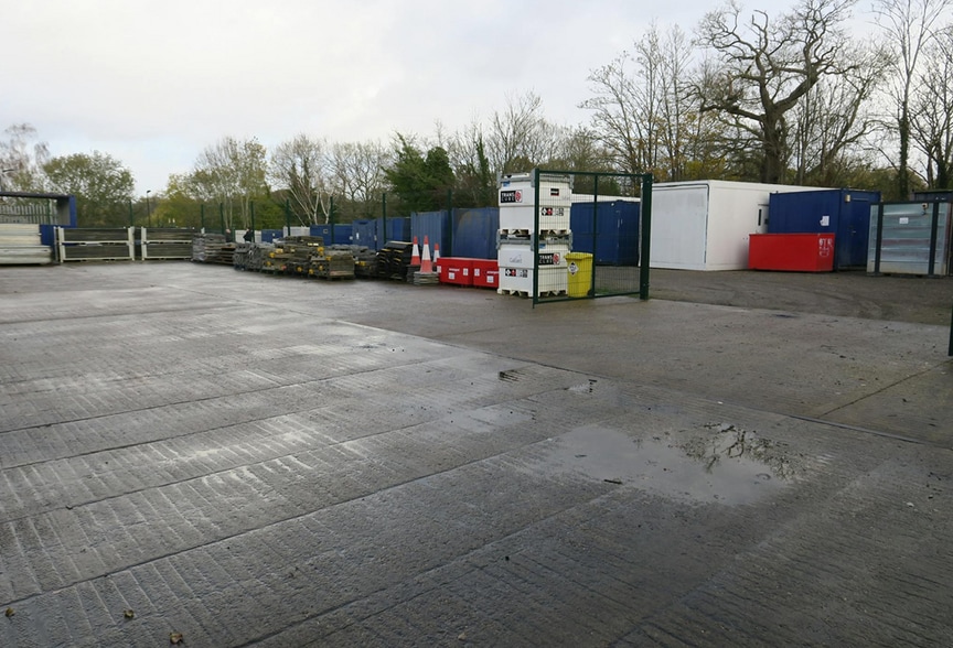 Hillside Yard, Theobalds Park Road, Enfield to rent - Building Photo - Image 2 of 4