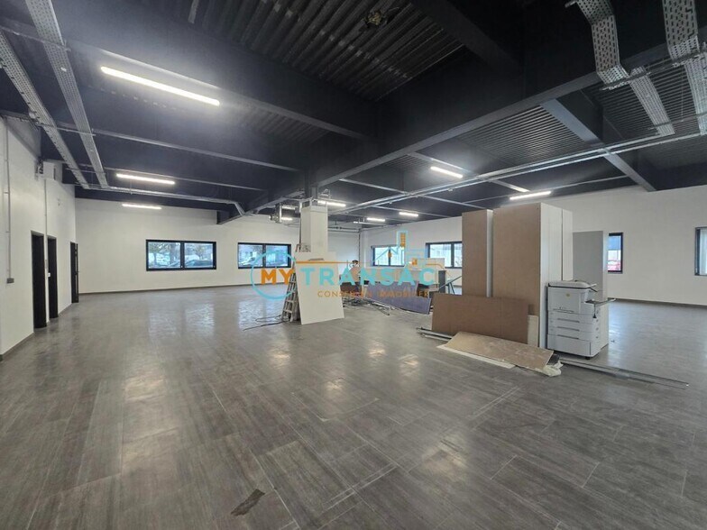 Light Industrial in Ivry-sur-Seine to rent - Interior Photo - Image 2 of 7