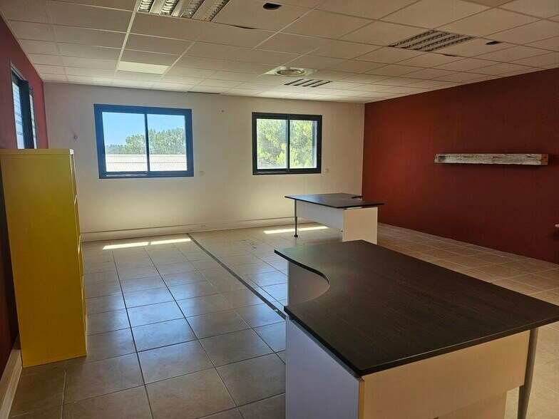 Office in Éguilles for sale - Interior Photo - Image 2 of 9