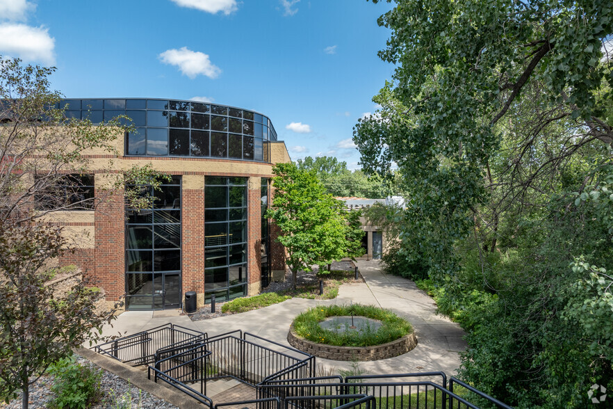 Arden Hills Corporate Center portfolio of 2 properties for sale on LoopNet.co.uk - Building Photo - Image 1 of 25