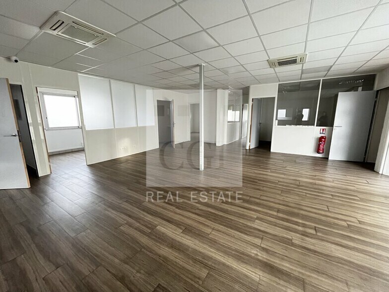 Office in Corbas to rent - Interior Photo - Image 1 of 12