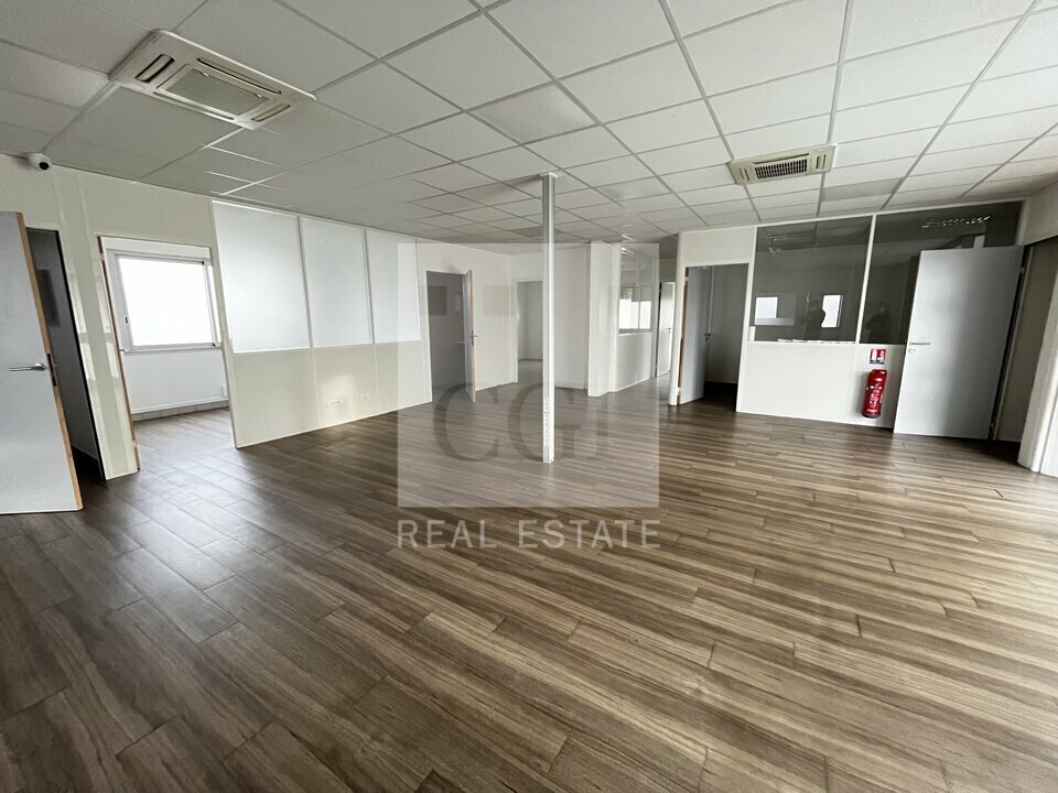 Office in Corbas to rent Interior Photo- Image 1 of 13