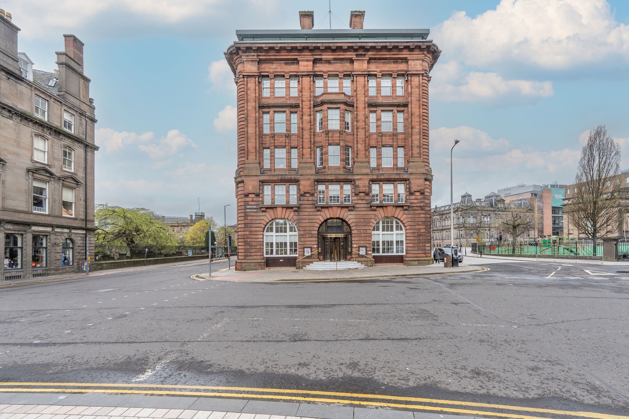 2 Albert Sq, Dundee to rent Building Photo- Image 1 of 11