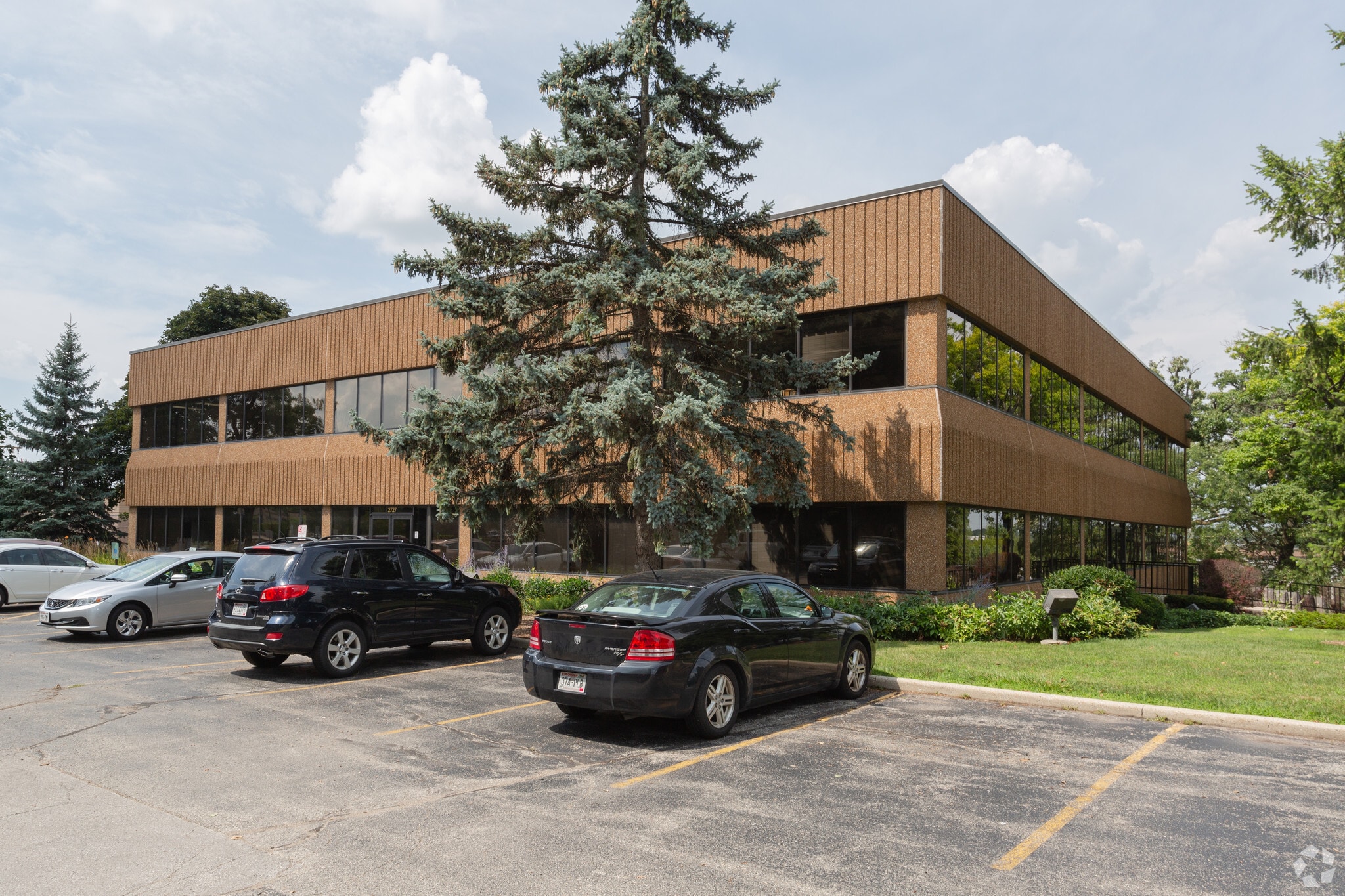 2727 N Grandview Blvd, Waukesha, WI to rent Primary Photo- Image 1 of 17