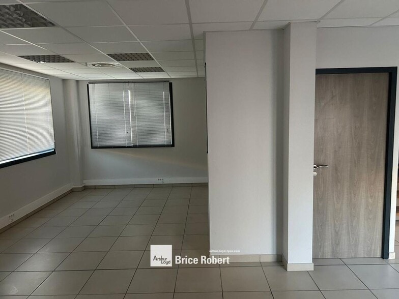 Light Industrial in Meyzieu to rent - Interior Photo - Image 2 of 6