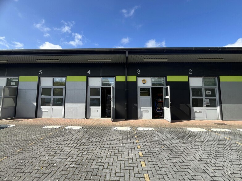 1 Smeaton Close, Aylesbury for sale - Building Photo - Image 2 of 38