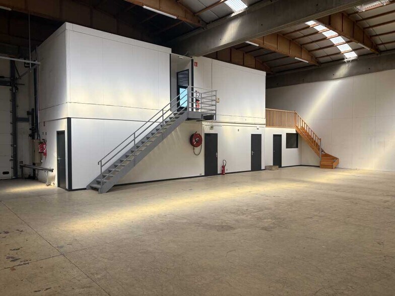 Light Industrial in Dardilly to rent - Building Photo - Image 2 of 8