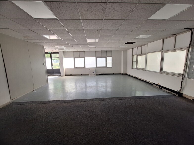 9 Avenue Léonard De Vinci, Pessac to rent - Building Photo - Image 3 of 8