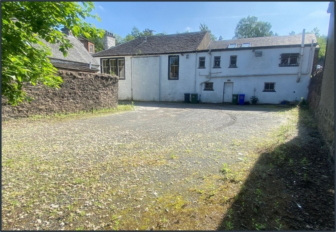 Main St, Bridge Of Weir to rent Building Photo- Image 1 of 3