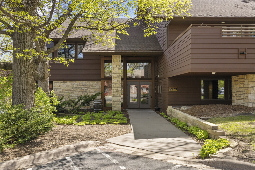 9973 Valley View Rd, Eden Prairie, MN for rent - Building Photo - Image 1 of 15