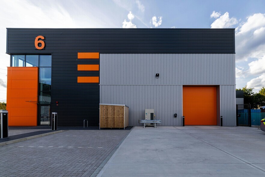 Roding Ln S, Woodford Green to rent - Building Photo - Image 3 of 90