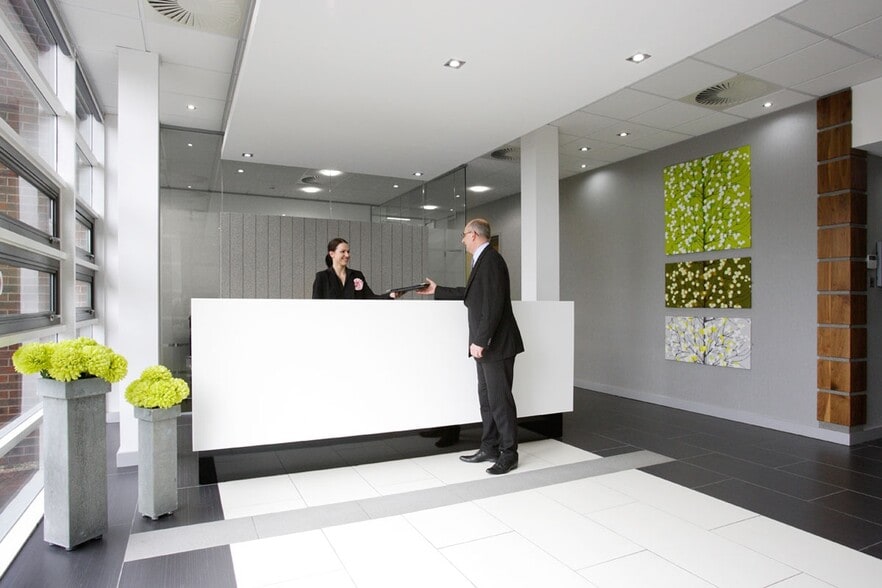 160 Aztec West, Almondsbury to rent - Lobby - Image 3 of 4
