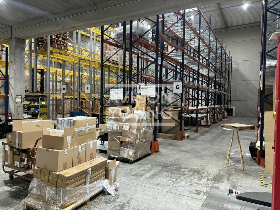 Light Industrial in Stains to rent Interior Photo- Image 1 of 7