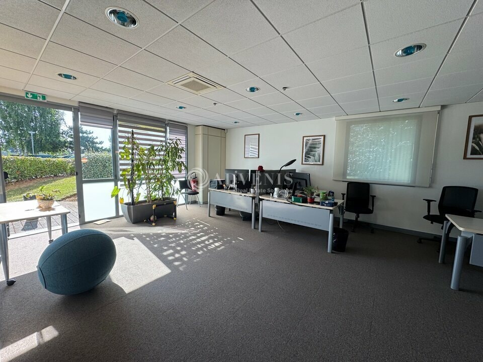 Office in Magny-le-Hongre to rent Interior Photo- Image 1 of 7