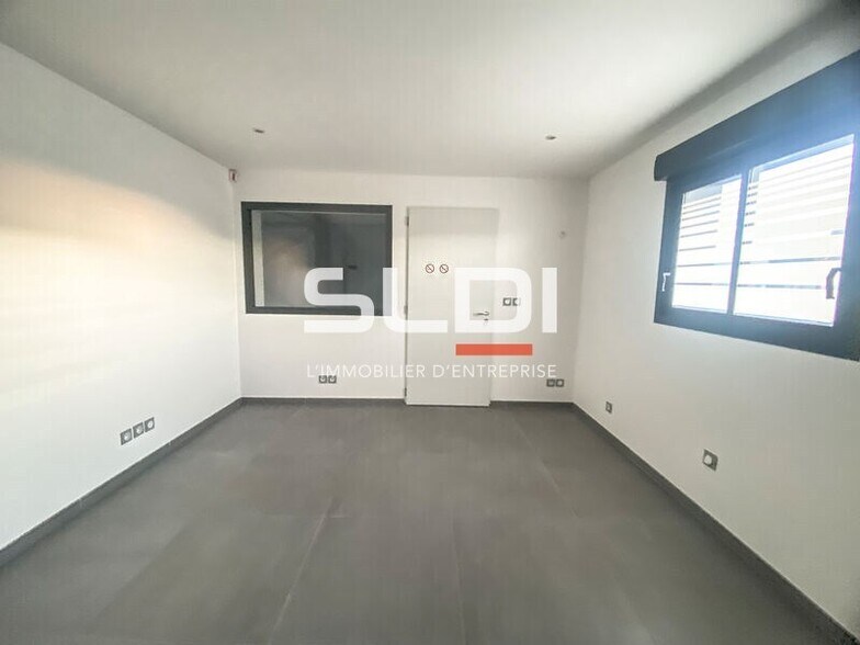 Rue De L'Aeropostale, Colombier-Saugnieu to rent - Interior Photo - Image 1 of 3