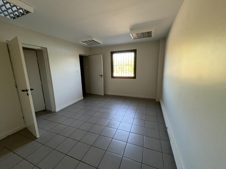 7 Rue Michel Jacquet, Saint-Priest to rent - Interior Photo - Image 3 of 7