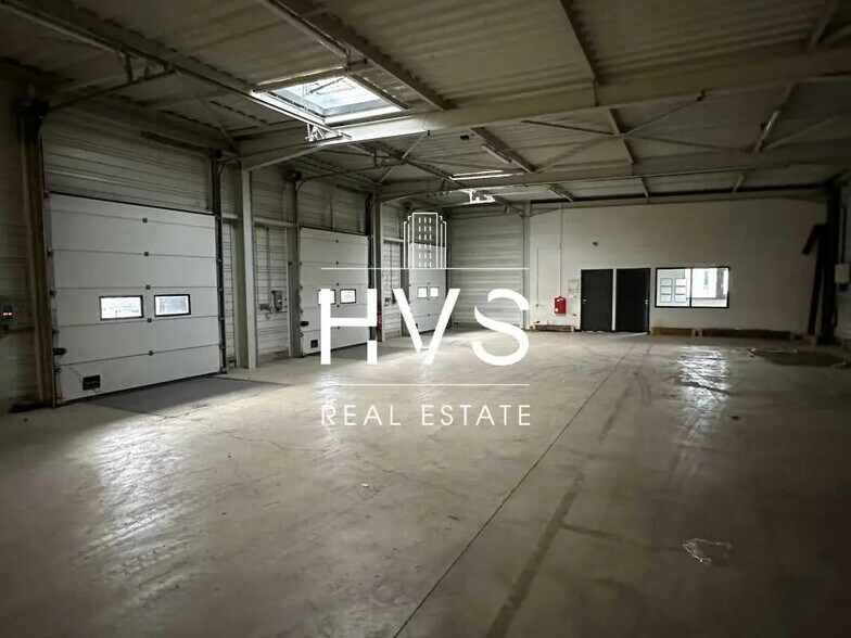 Industrial in Aix-en-Provence to rent - Building Photo - Image 2 of 11