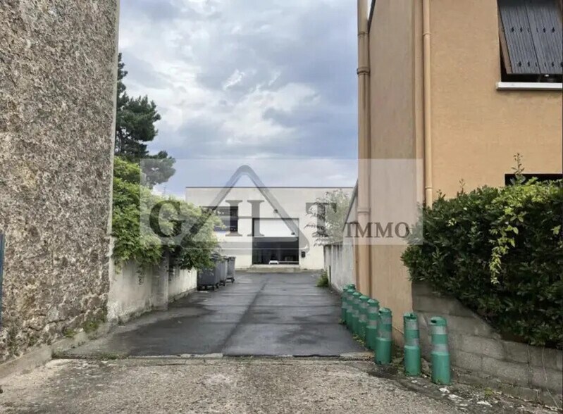 Light Industrial in Colombes to rent - Building Photo - Image 2 of 3