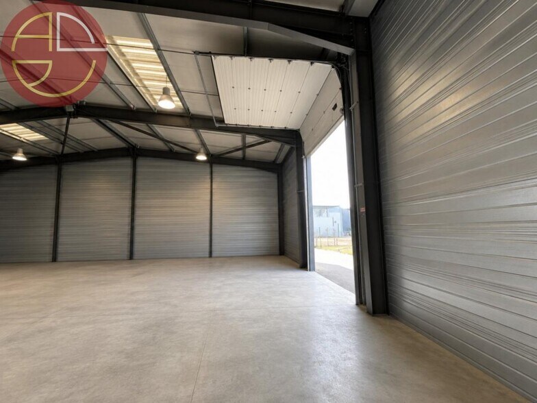 Industrial in Tournefeuille to rent - Interior Photo - Image 2 of 10