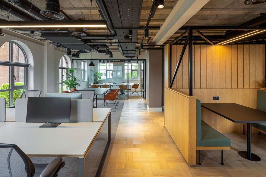 45 Waterloo Rd, Stockport to rent - Building Photo - Image 2 of 5