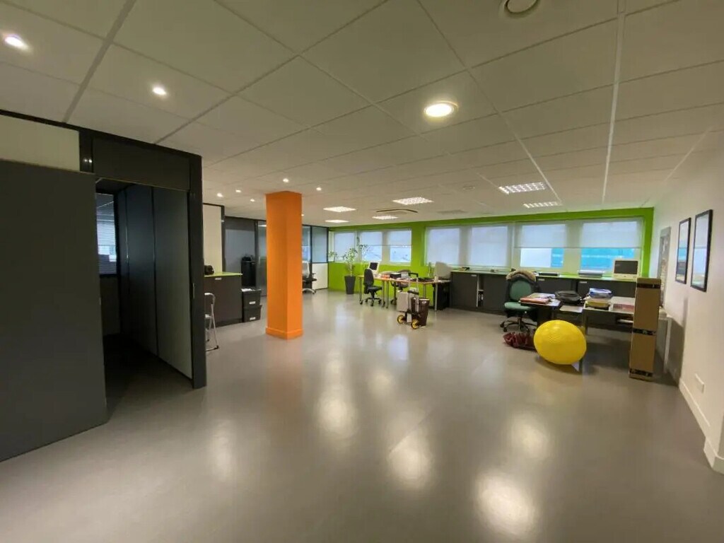 Location Bureaux 125 m² - Photo 1