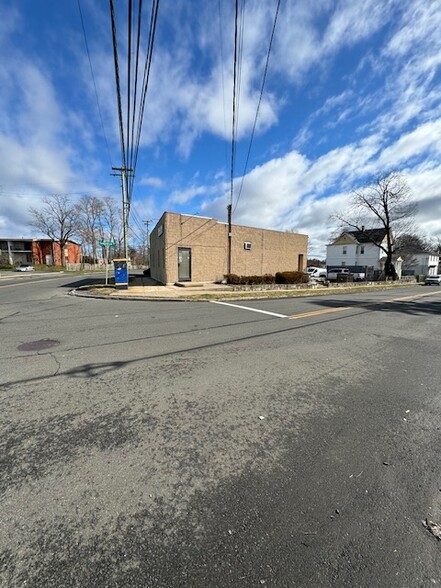 427-429 Honeyspot Rd, Stratford, CT for rent - Building Photo - Image 3 of 37