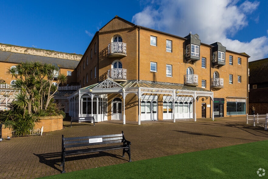 Waterfront, Brighton to rent - Building Photo - Image 2 of 8