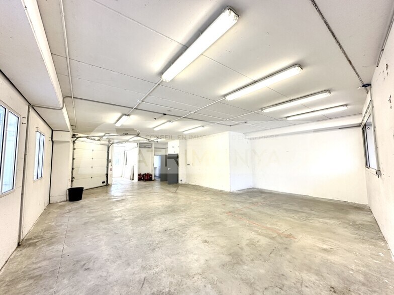 Light Industrial in Marseille to rent - Interior Photo - Image 2 of 11