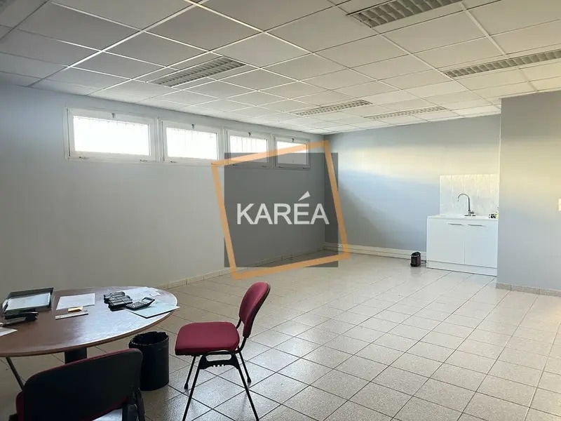 Office in Mareuil-lès-Meaux to rent Building Photo- Image 1 of 5