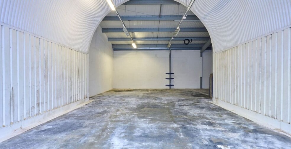 Resolution Way, London to rent - Interior Photo - Image 3 of 6