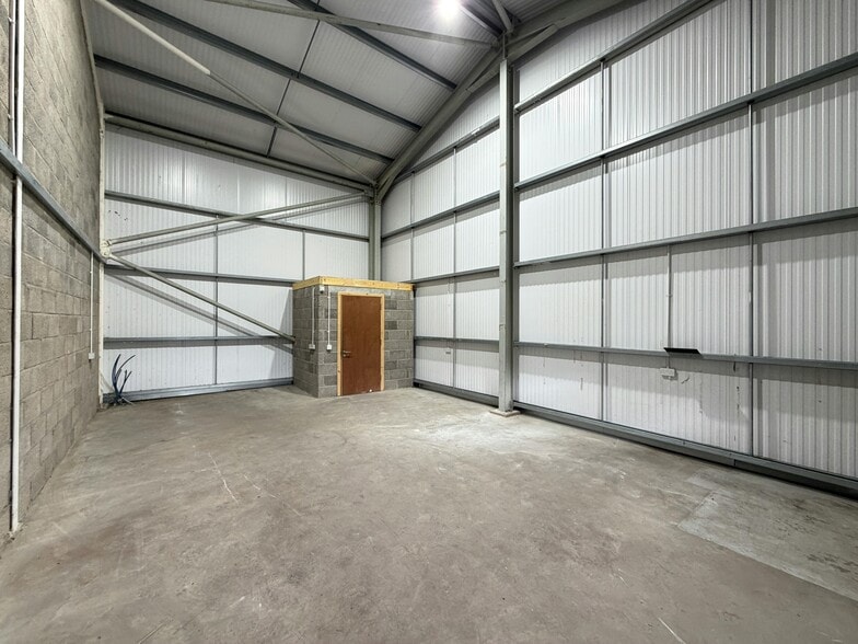 15 Whitehouse Rd, Stirling to rent - Building Photo - Image 3 of 6