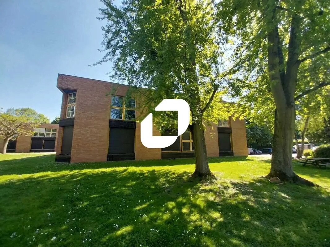 Light Industrial in Montigny-le-Bretonneux to rent Building Photo- Image 1 of 19