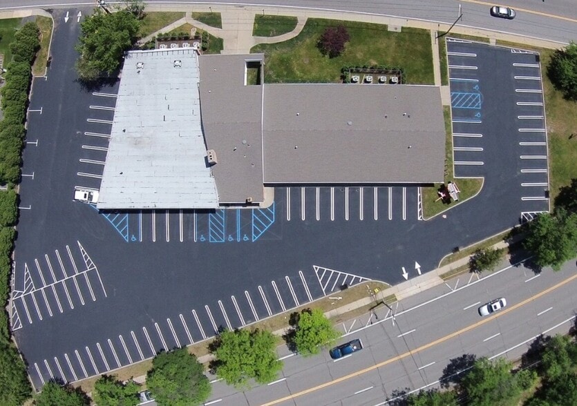 890 Carman Ave, Westbury 11590 UK