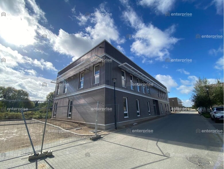 Office in SAINT-LEU-D'ESSERENT for sale - Building Photo - Image 2 of 7