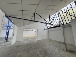 Light Industrial in Montreuil to rent Interior Photo- Image 2 of 4