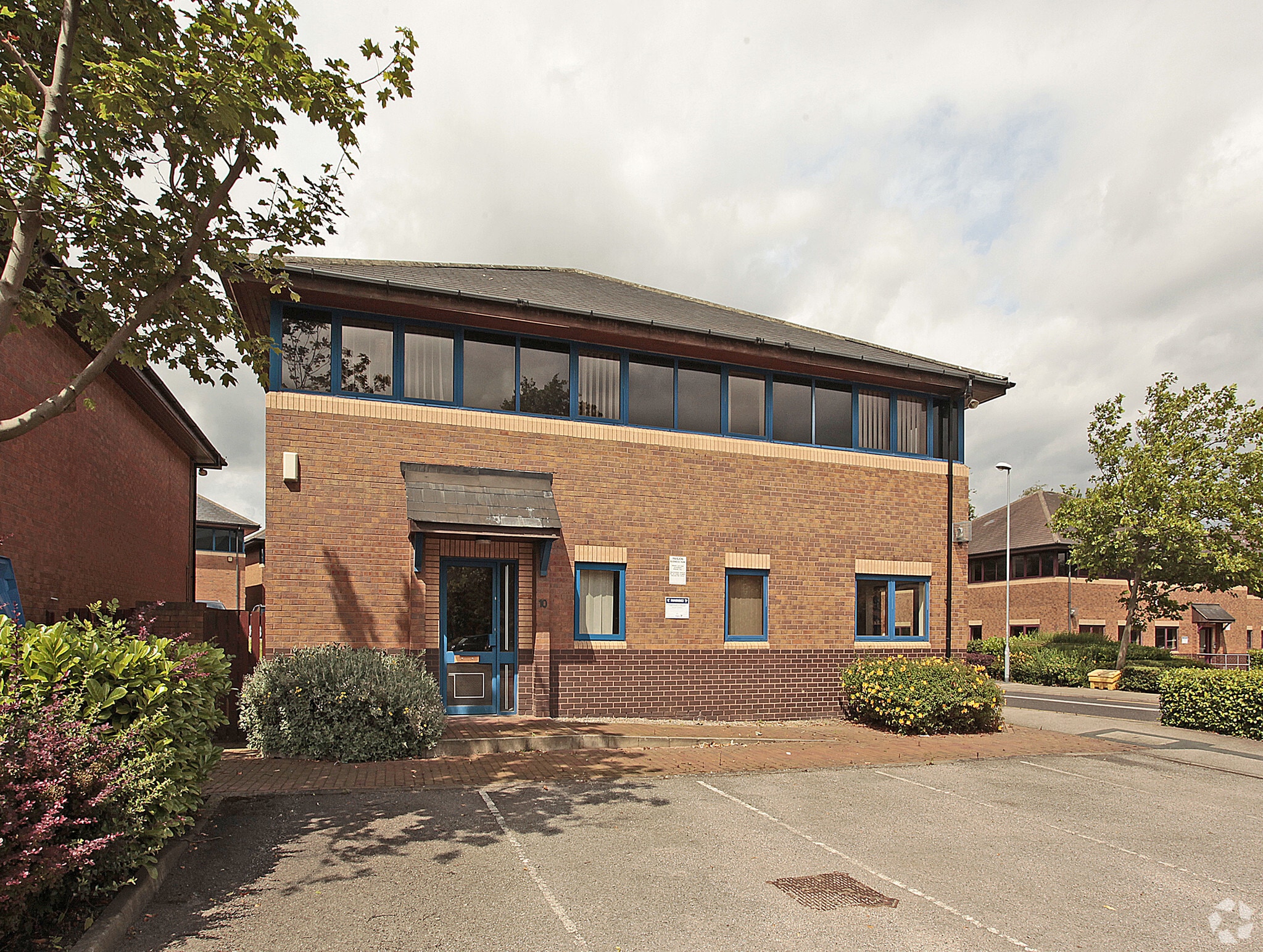 10-11 Royds Hall Rd, Leeds to rent Building Photo- Image 1 of 6