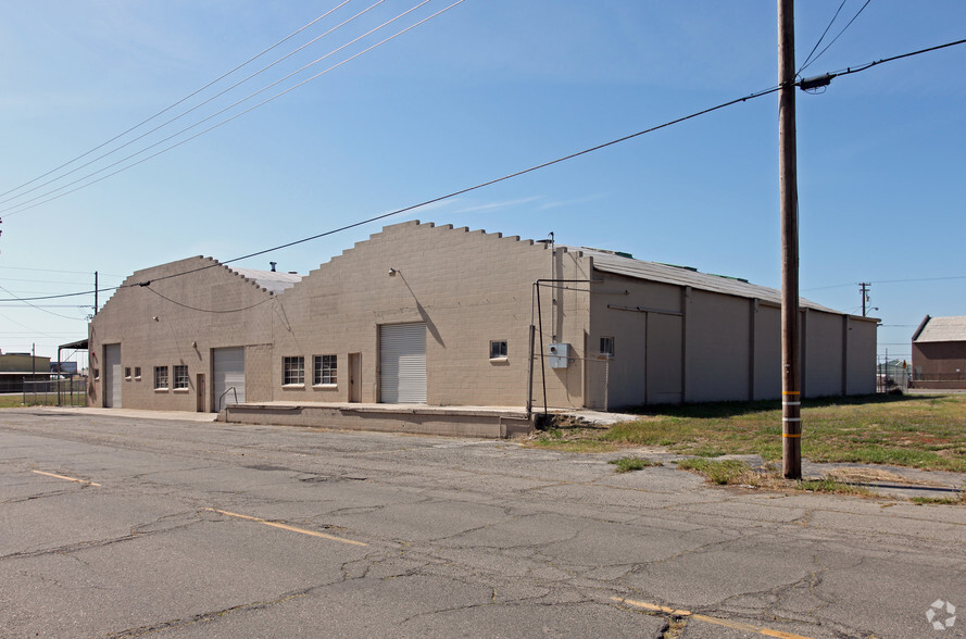 576 S Center St, Turlock, CA for rent - Primary Photo - Image 1 of 19