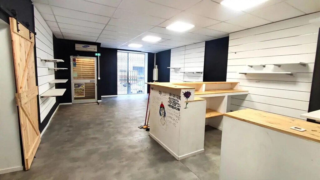 Location Commerce 150 m² - Photo 1