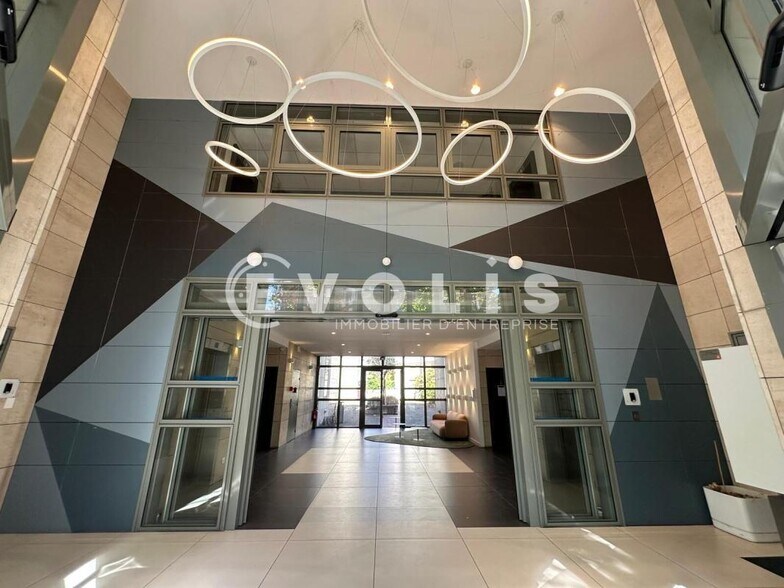 8 Rue Eugène Et Armand Peugeot, Rueil-Malmaison to rent - Lobby - Image 3 of 16