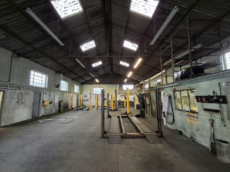 4 Albion Road, Fordingbridge to rent - Building Photo - Image 2 of 16