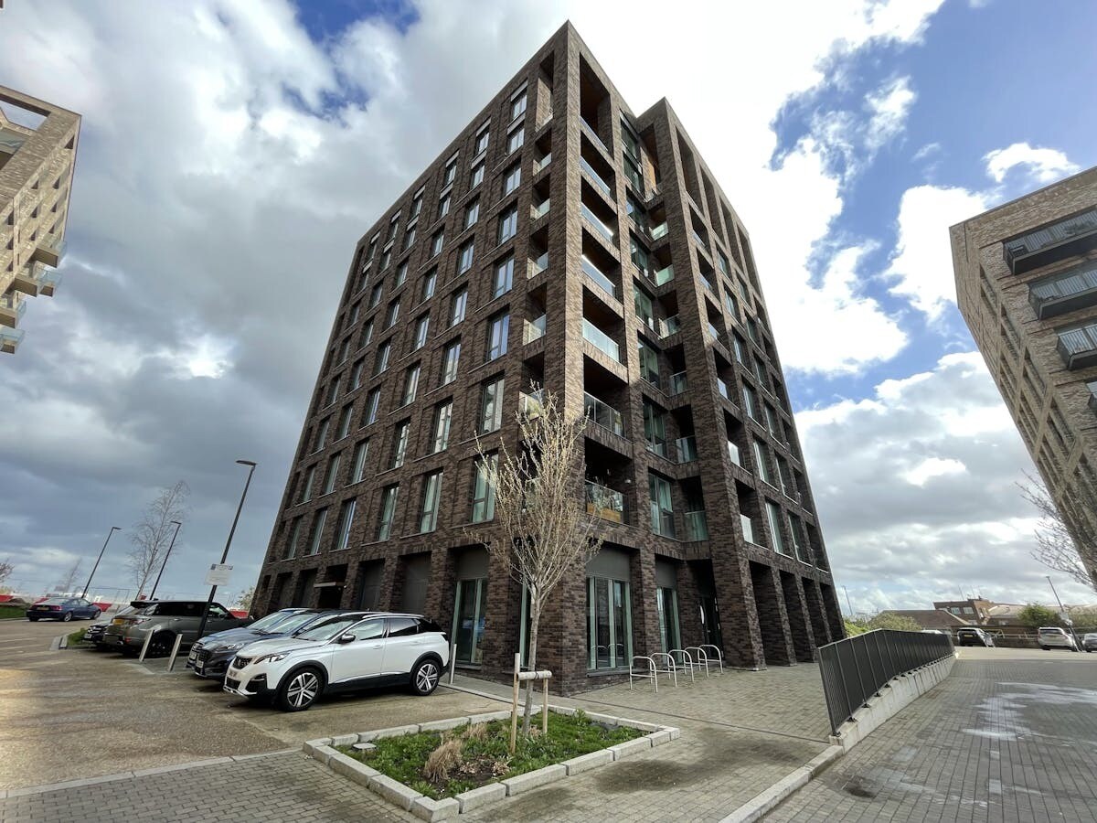 27 Shackleton Way, London to rent Building Photo- Image 1 of 8