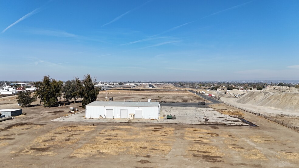 825 E White Ln, Bakersfield, CA for sale - Building Photo - Image 1 of 2