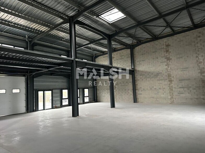 Light Industrial in Bourgoin-Jallieu to rent - Building Photo - Image 2 of 10