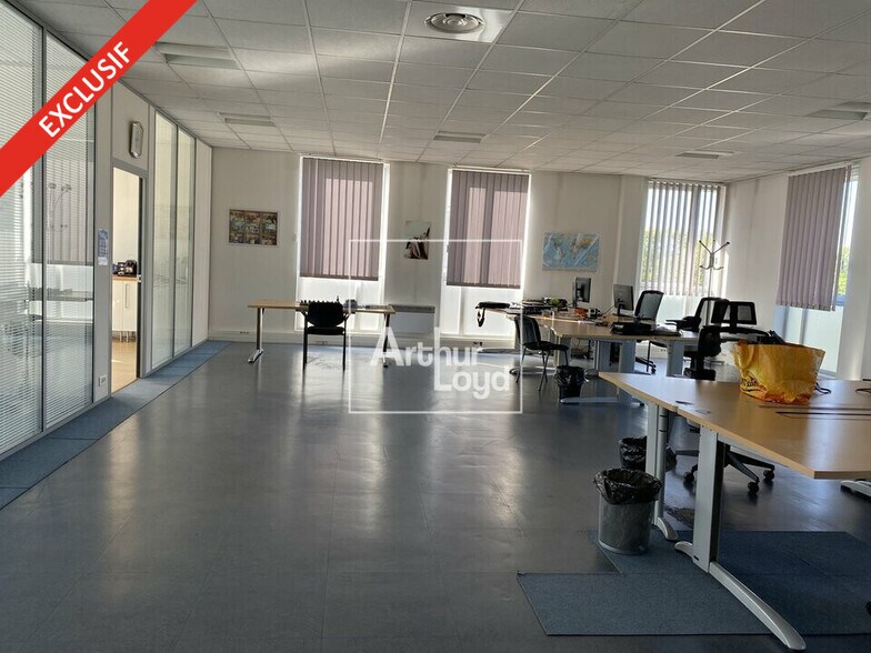 Office in Lieusaint to rent - Interior Photo - Image 2 of 4