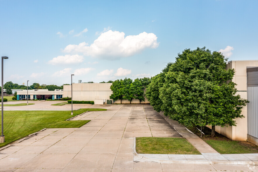 12320 E Skelly Dr, Tulsa, OK for sale - Primary Photo - Image 1 of 1