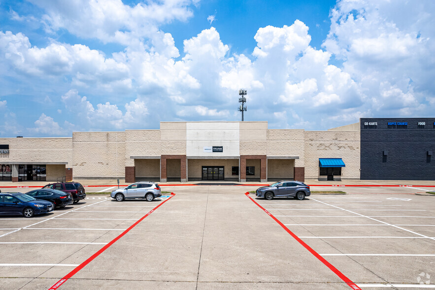 2420 S Stemmons Fwy, Lewisville, TX for rent - Building Photo - Image 3 of 28